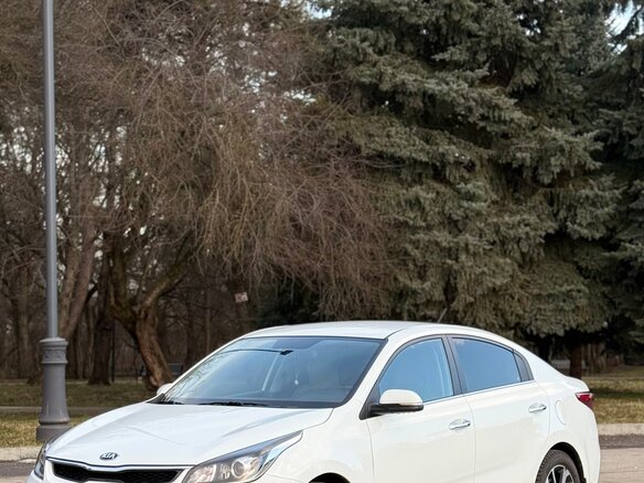 2018 Kia Rio IV, белый, 1700000 рублей - вид 4