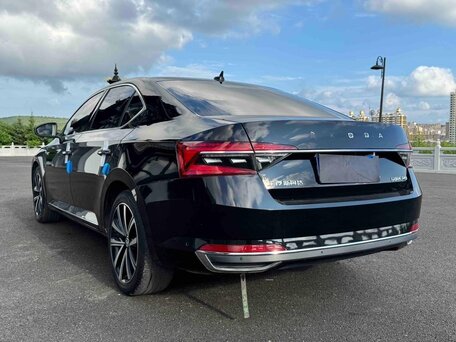 2023 Skoda Superb III Рестайлинг, чёрный, 2310000 рублей, вид 4
