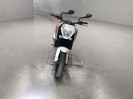 2014 KTM 690 Duke, белый, 350000 рублей, вид 2