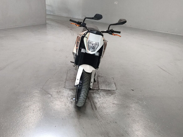2014 KTM 690 Duke, белый - вид 1