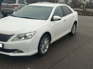 2013 Toyota Camry VII (XV50), белый, 2300000 рублей, вид 1