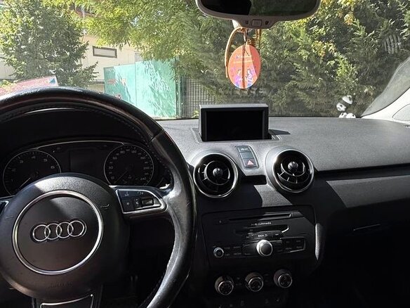 2011 Audi A1 I (8X), белый, 950000 рублей - вид 4