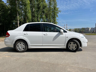 2013 Nissan Tiida I Рестайлинг, белый, 830000 рублей, вид 3