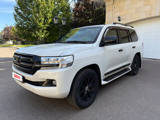 2017 Toyota Land Cruiser 200 Series Рестайлинг 2, белый, 19000000 рублей, вид 3