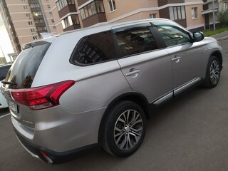 2017 Mitsubishi Outlander III Рестайлинг 2, серебристый, 1959000 рублей, вид 3