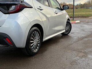 2020 Toyota Yaris IV, серебристый, 1300000 рублей, вид 3