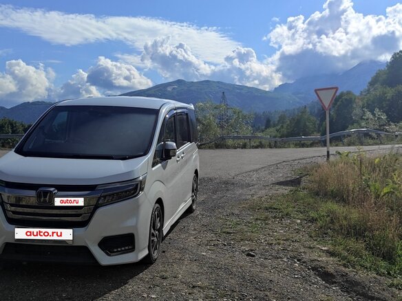 2018 Honda Stepwgn Spada V Рестайлинг, белый, 2298000 рублей