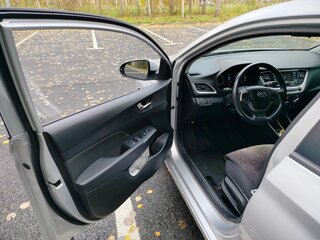 2017 Hyundai Solaris II, серебристый, 990000 рублей, вид 5