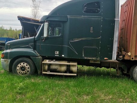 2002 Freightliner FLC, зелёный, 800000 рублей, вид 3