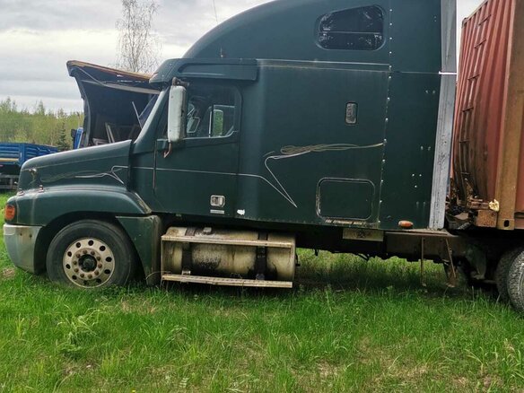 2002 Freightliner FLC, зелёный, 800000 рублей - вид 2