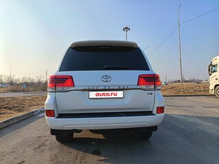 2018 Toyota Land Cruiser 200 Series Рестайлинг 2, белый, 6900000 рублей, вид 5