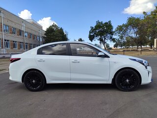 2020 Kia Rio IV Рестайлинг, белый, 1290000 рублей, вид 4