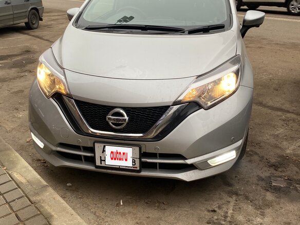 2020 Nissan Note II Рестайлинг, серебристый, 1250000 рублей - вид 1
