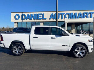 2025 Ram 1500 Crew Cab eTorque V Рестайлинг, белый, 5609151 рублей, вид 3
