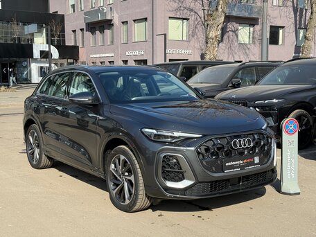 2025 Audi Q5 45 TFSI III (GU), серый, 7090000 рублей, вид 3