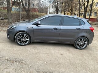2017 Kia Rio III Рестайлинг, серый, 1125000 рублей, вид 1