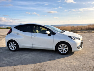 2021 Toyota Aqua II, белый, 1950000 рублей, вид 2