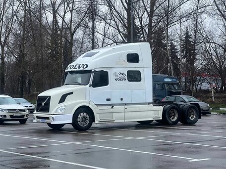 2003 Volvo VNL, белый, 1999999 рублей, вид 1