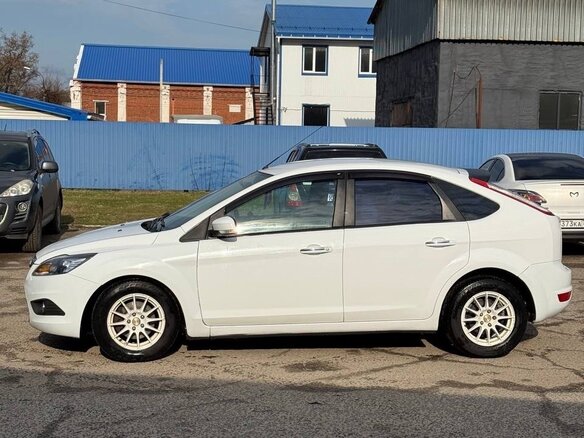 2010 Ford Focus II Рестайлинг, белый, 400000 рублей - вид 9