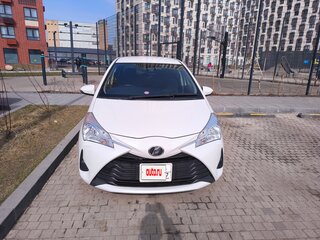 2017 Toyota Vitz III (XP130) Рестайлинг 2, белый, 950000 рублей, вид 1