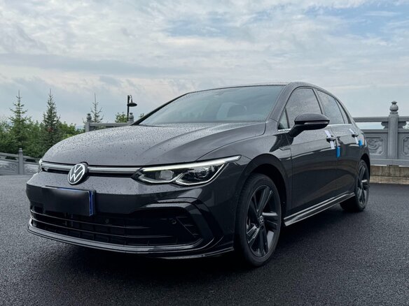 2023 Volkswagen Golf VIII, чёрный, 2098000 рублей - вид 2