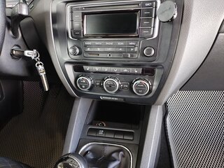 2014 Volkswagen Jetta VI Рестайлинг, серебристый, 930000 рублей, вид 3