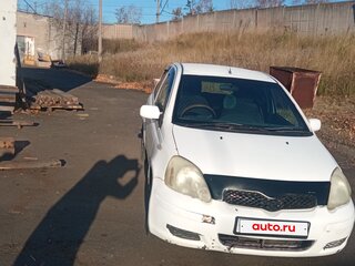 2002 Toyota Vitz I (P10), белый, 250000 рублей, вид 1