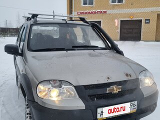 2013 Chevrolet Niva I Рестайлинг, серебристый, 550000 рублей, вид 2