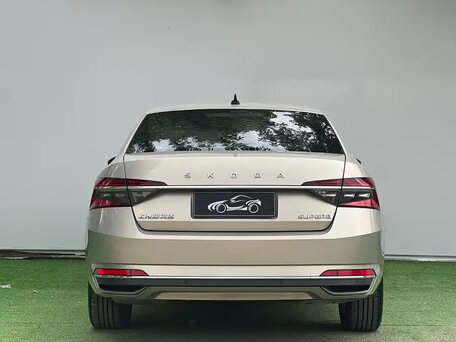 2022 Skoda Superb III Рестайлинг, бежевый, 1850000 рублей, вид 2