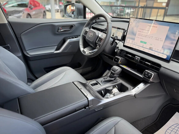 2026 Toyota RAV4 VI (XA60), белый - вид 11