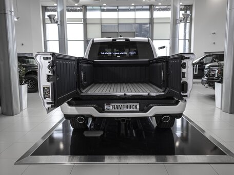 2026 Ram 1500 Crew Cab V Рестайлинг, белый, 11060545 рублей, вид 2