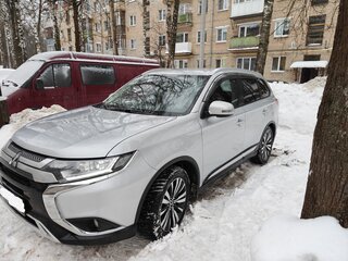 2020 Mitsubishi Outlander III Рестайлинг 3, серебристый, 2150000 рублей, вид 1