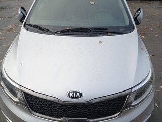 2016 Kia Rio III Рестайлинг, серебристый, 1400000 рублей, вид 1