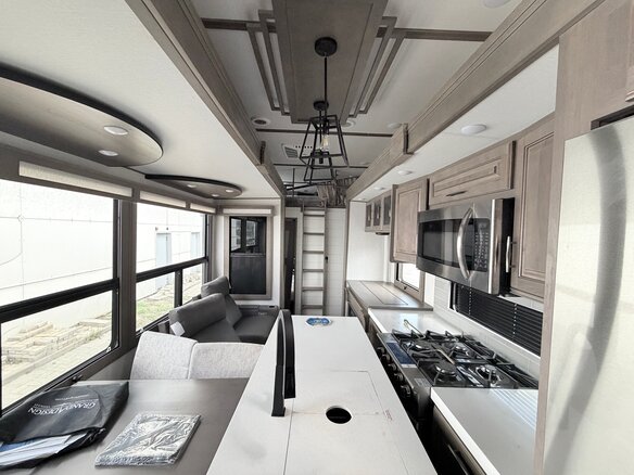 2023 Grand Design RV Solitude, белый, 9965000 рублей - вид 24