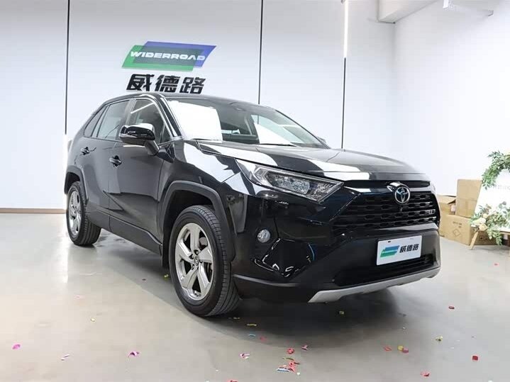 Открыть фотографии: Toyota RAV4 V (XA50)