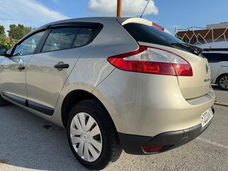 2010 Renault Megane III, бежевый, 675000 рублей, вид 5