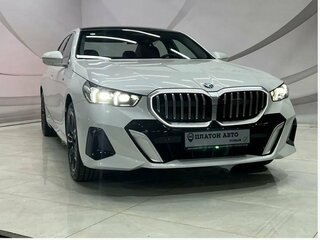 2025 BMW 5 серии Long 530Li xDrive VIII (G60/G61/G68), белый, 8199000 рублей, вид 4