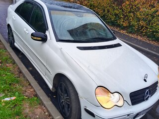 2004 Mercedes-Benz C-Класс 240 II (W203) Рестайлинг, белый, 320000 рублей, вид 1
