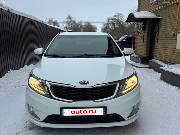2013 Kia Rio 5-speed III, белый, 920000 рублей