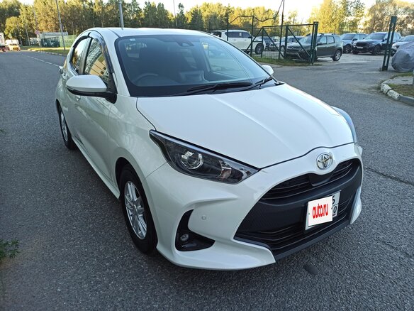 2020 Toyota Yaris IV, белый, 1325000 рублей