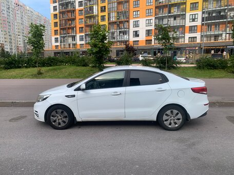 2017 Kia Rio III Рестайлинг, белый, 720000 рублей, вид 4