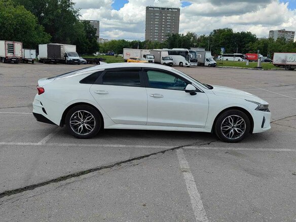 2021 Kia K5 III, белый, 2450000 рублей - вид 2
