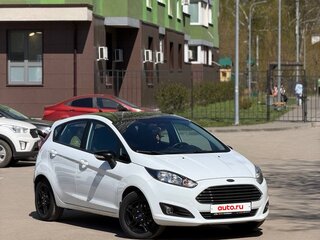 2017 Ford Fiesta Mk6 Рестайлинг, белый, 700000 рублей, вид 1