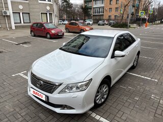 2013 Toyota Camry VII (XV50), белый, 1650000 рублей, вид 1