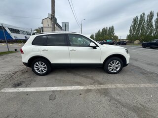 2011 Volkswagen Touareg II, белый, 1650000 рублей, вид 2