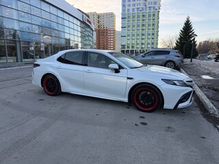 2022 Toyota Camry VIII (XV70) Рестайлинг, белый, 3888000 рублей, вид 3