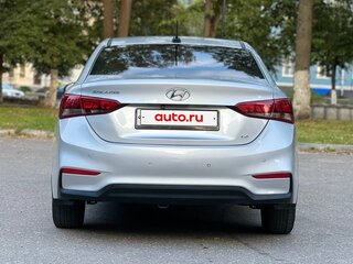 2018 Hyundai Solaris II, серебристый, 899900 рублей, вид 5