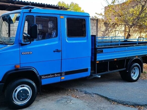 1993 Mercedes-Benz 609D, синий, 1000000 рублей - вид 1