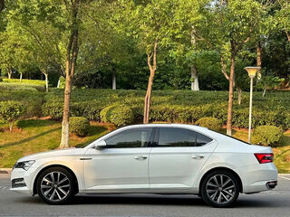 2023 Skoda Superb III Рестайлинг, белый, 1850000 рублей, вид 5