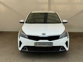 2020 Kia Rio IV Рестайлинг, белый, 1480000 рублей, вид 2